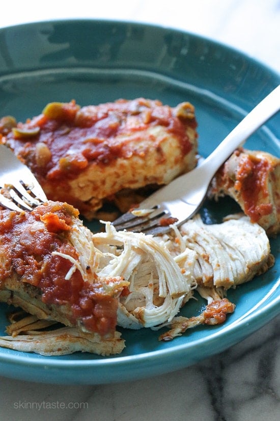 Instant Pot (Pressure Cooker) Easy Salsa Shredded Chicken – just TWO ingredients: salsa and chicken plus some spices makes a delicious juicy chicken that can be used in tacos, over rice, salads and more! Weight Watchers Smart Points: 2 Calories: 125 #whole30
