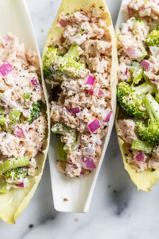 La salade de thon chargée de légumes servis dans des feuilles d'endive constitue un déjeuner rapide et facile à faible teneur en glucides.