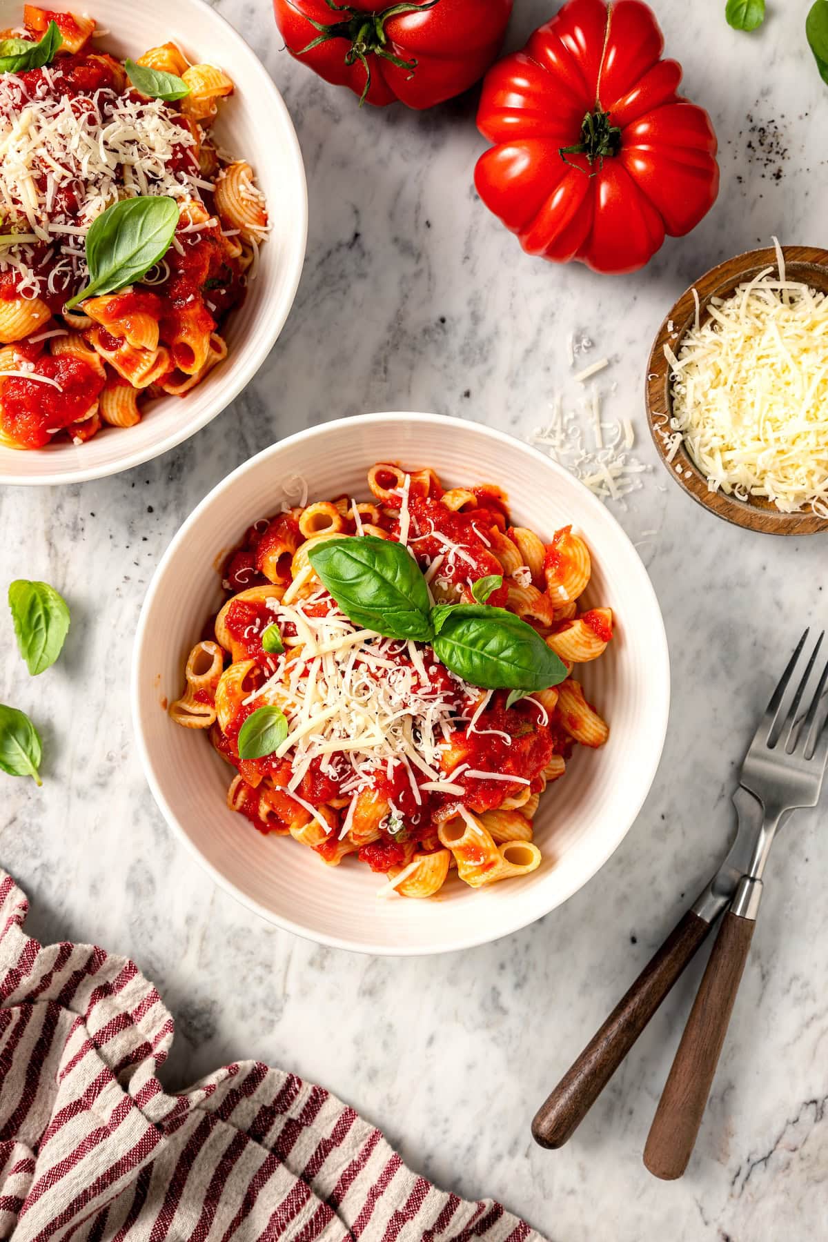 This filetto di pomodoro tastes far better than store-bought pasta sauces! You only need a few ingredients for this authentic Italian recipe. Two bowls of filetto di pomodoro pasta.