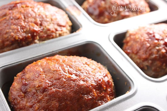 Meatloaf is one of those comfort foods we all grew up eating and loving when we were kids. These healthier petite turkey meat robes do not disappoint!