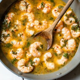 Shrimp with wine and lemon juice in a skillet