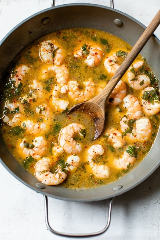 Shrimp with wine and lemon juice in a skillet