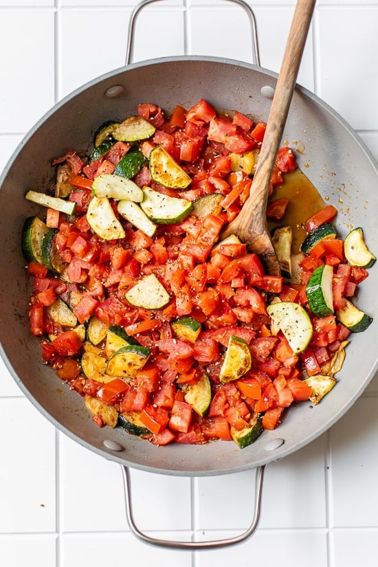 Sauteed zucchini with plum tomatoes "width =" 550 "height =" 825 "data-pin-description =" Sauteed zucchini with plum tomatoes is a quick and delicious summer side dish made from simple ingredients. #zucchini #tomatoes "data-pin-title =" Sauteed zucchini with plum tomatoes "srcset =" https://www.skinnytaste.com/wp-content/uploads/2009/08/Sautéed-Zucchini-and-Plum-Tomatoes - 3.jpg 550w, https://www.skinnytaste.com/wp-content/uploads/2009/08/Sautéed-Zucchini-and-Plum-Tomatoes-3-500x750.jpg 500w, https: //www.skinnytaste. com / wp-content / uploads / 2009/08 / Sautéed-Zucchini-and-Plum-Tomatoes-3-170x255.jpg 170w, https://www.skinnytaste.com/wp-content/uploads/2009/08/ Sautierte -Zucchini-and-plum-tomatoes-3-260x390.jpg 260w, https://www.skinnytaste.com/wp-content/uploads/2009/08/Sautéed-Zucchini-and-Plum-Tomatoes-3-150x225. jpg 150w "data sizes =" (maximum width: 550px) 100vw, 550px "/><img class=