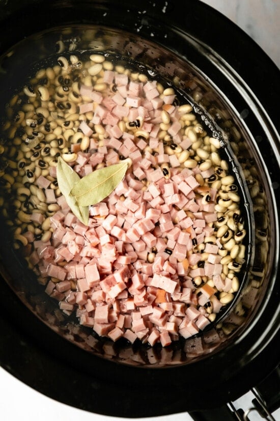 Slow cooker with black eyed peas and ham