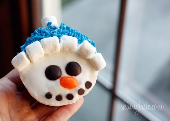 With Christmas just around the corner, these adorable holiday vanilla snowman cupcakes are low fat, easy to make and they are a hit with the kids! 