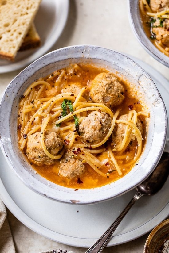 Spaghetti-Fleischbällchen-Suppe