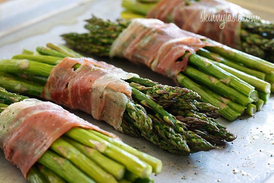 Nothing says Spring like the sweet taste of asparagus! Roasted prosciutto wrapped asparagus bundles that is, for a simple yet elegant side dish, perfect for Easter.