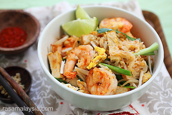 This super easy and delicious shrimp pad thai is made with rice noodles, bean sprouts, chives, tofu, fried egg and topped with a lime wedge – YUM! 