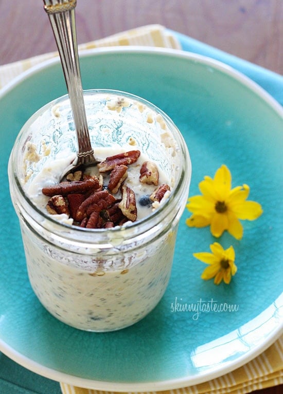 Overnight oats in a mason jar (no cooking required)! A hearty healthy breakfast packed with fiber, vitamins, and nutrients.