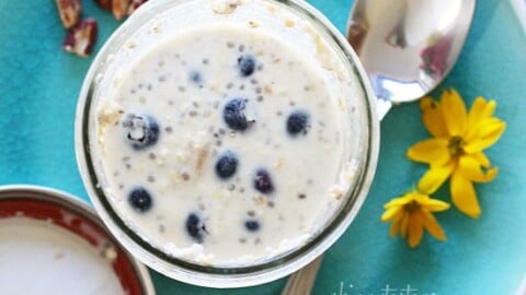 Overnight oats in a mason jar (no cooking required)! A hearty healthy breakfast packed with fiber, vitamins, and nutrients.