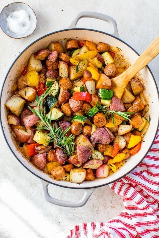 eenpansworst en aardappelen met groenten