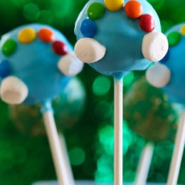 St Patricks Day Cake Pops! Everyone knows there's gold at the end of a rainbow, so why not celebrate St Patrick's Day with these easy cake pops.