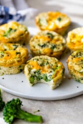Muffins de huevo con brócoli y queso