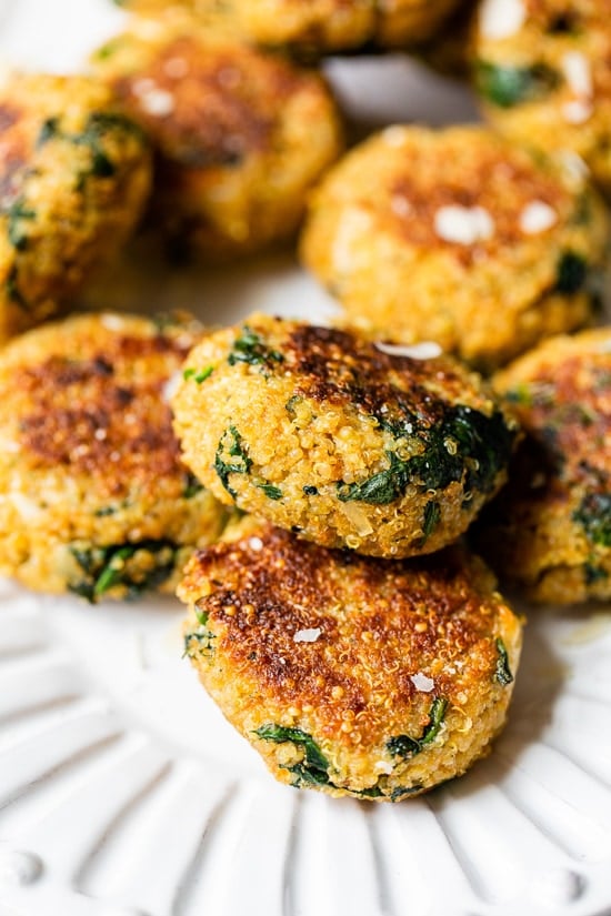 These spinach and quinoa patties are delicious, vegetarian and packed with protein and nutrients! They almost make me think I'm eating a chicken cutlet or meatball, without the meat.