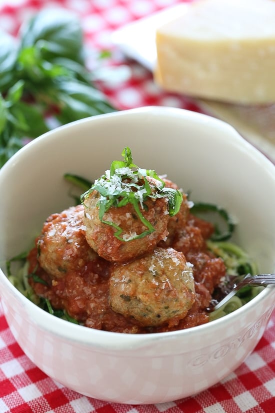 Zucchini noodles and meatballs – when it comes to zucchini noodles, it doesn't get more classic than that! I've been making zucchini noodles long before I got my spiralizer, but now they are so popular you can even buy them pre-cut in the supermarket!