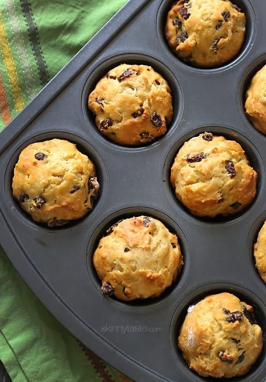 These whole wheat Irish soda bread muffins are delicious, the perfect start a lazy cold March Sunday morning. Speckled with raisins, they are sweet and perfect enjoyed with a hot cup of tea.
