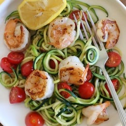 Spicy shrimp with garlic, zucchini noodles (zoodles), tomatoes and a squeeze of lemon – I just inhaled this EASY low-carb, gluten-free, paleo-friendly dish for lunch which took less than 20 minutes to make, start to finish and it was DELICIOUS!
