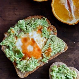 The perfect 5 minute breakfast to make the one you love! Whole grain toast with mashed avocado, eggs over easy and a few dashes of hot sauce – 5 ingredients, 5 minutes to make, doesn't get better than that!