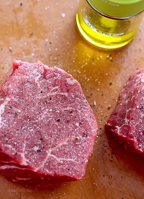 Le filet mignon est la coupe de steak la plus tendre que vous puissiez acheter, et ne nécessite pas d'assaisonnement sophistiqué: du gros sel et du poivre fraîchement moulu sont tout ce dont vous avez besoin pour obtenir un steak délicieux cuit à la poêle, puis cuit à la perfection!