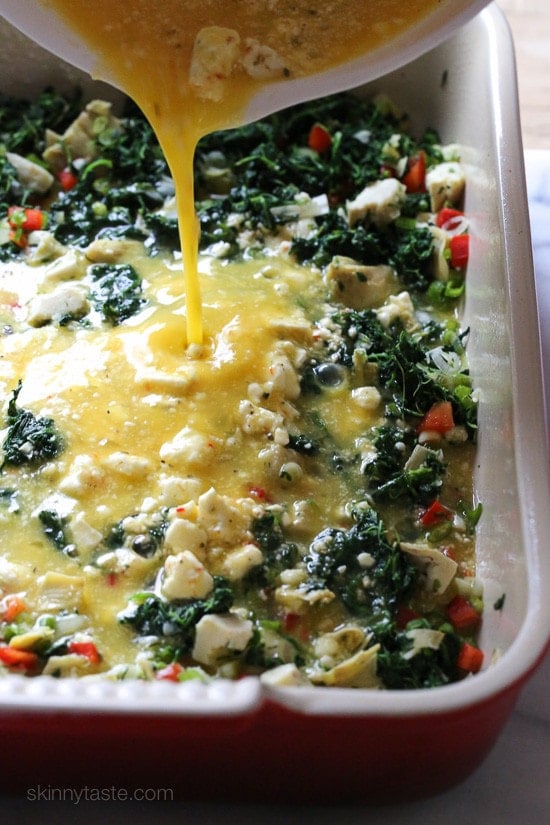 Eggs, spinach, artichokes and Feta cheese – a healthy breakfast casserole, perfect to feed a crowd or to make ahead for meal prep to heat up for the week.