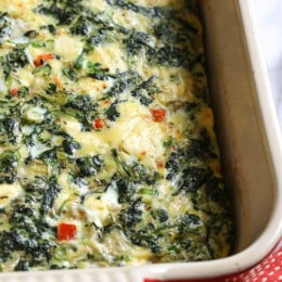 Eggs, spinach, artichokes and Feta cheese – a healthy breakfast casserole, perfect to feed a crowd or to make ahead for meal prep to heat up for the week.