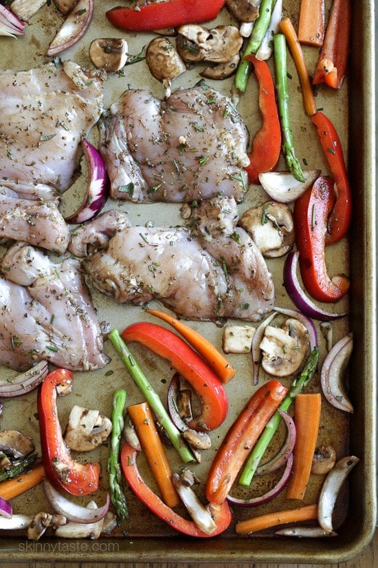 Balsamic Chicken with Roasted Vegetables – an easy meal-in-one! Smart Points: 8 Calories: 401