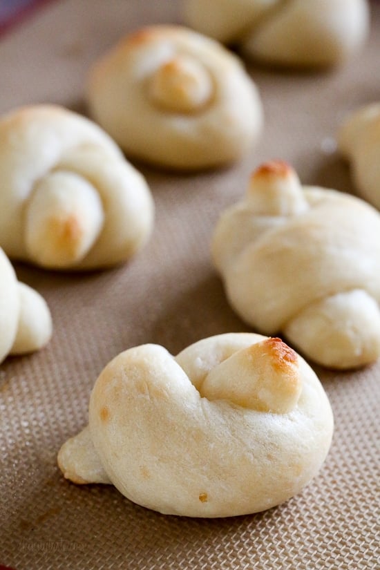 These soft, garlicky knots taste just like your favorite pizzeria’s garlic knots, but made from scratch using my easy yeast-free bagel dough recipe (just flour, Greek yogurt, baking powder and salt).