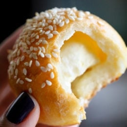 Easy, homemade, mini stuffed bagel balls filled with cream cheese! This copycat Bantam Bagels recipe is made with no yeast, no boiling, no fancy mixer!