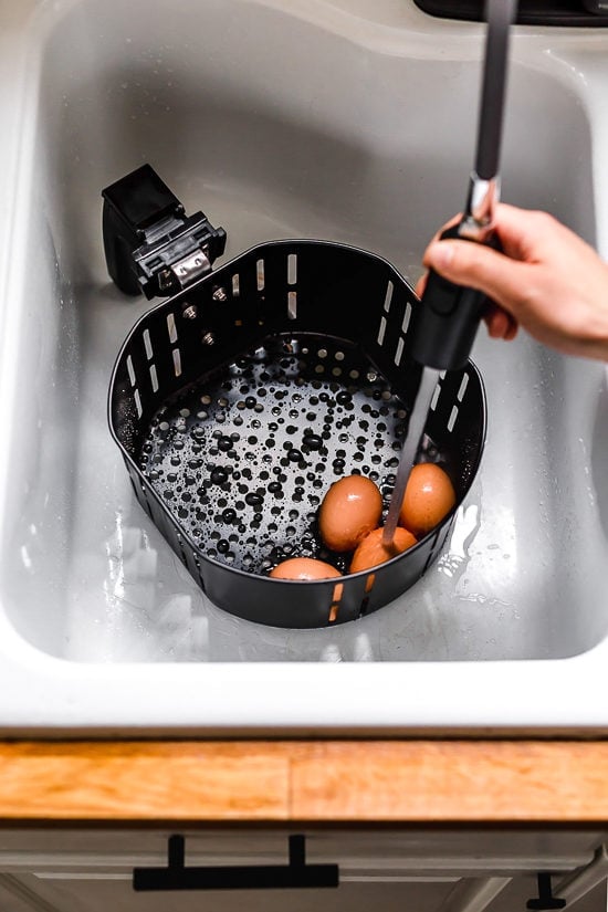rinsing eggs in air fryer basket