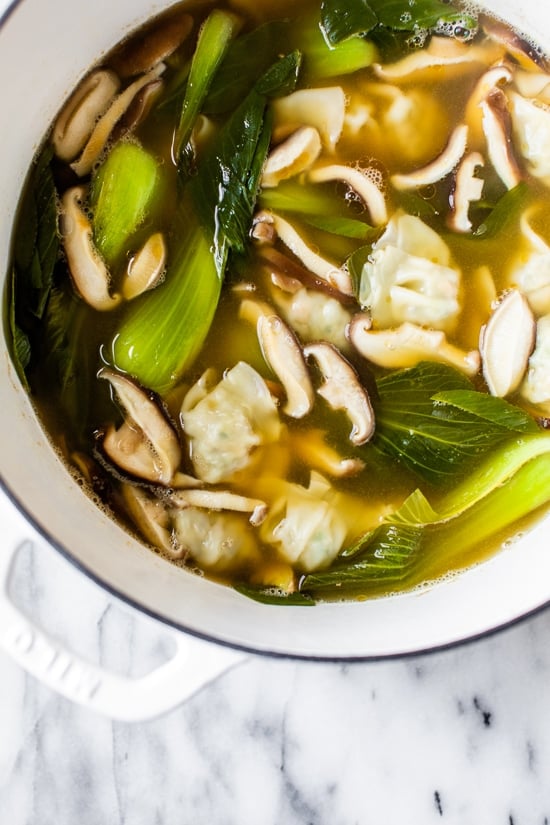 Cargada con verduras, esta sopa de wonton rápida y fácil es súper simple, y toma menos de 15 minutos para hacerlas gracias a las wontons congeladas. 
