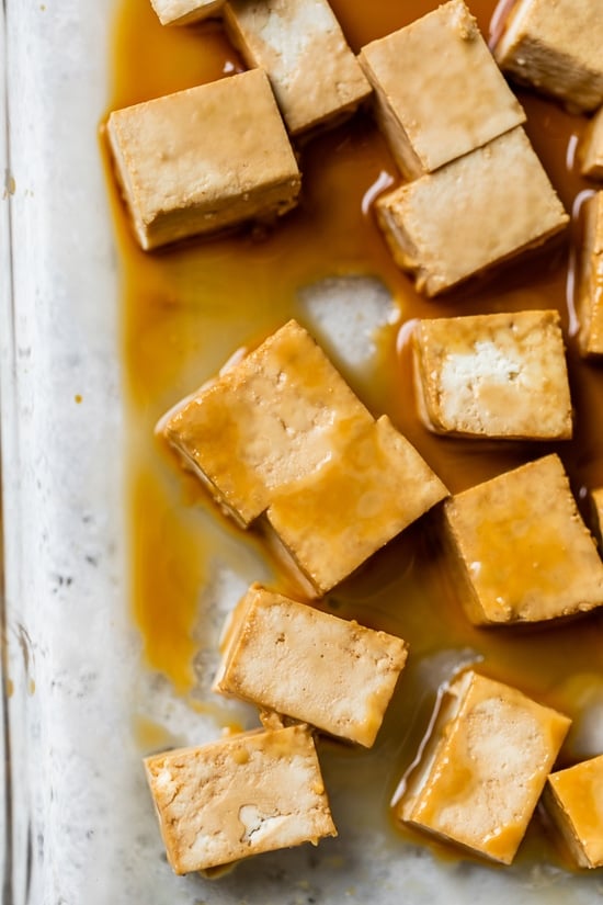 Marinar el tofu antes de saltearlo.