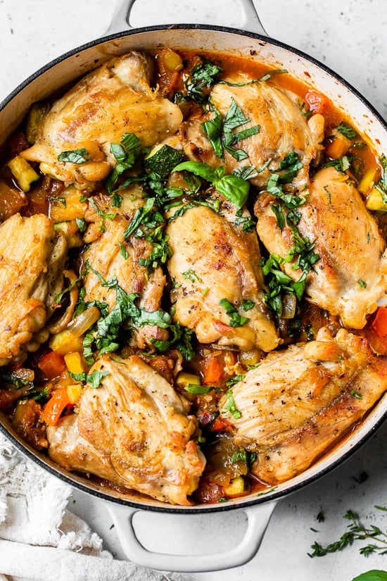 O Ratatouille Baked Chicken pega um prato francês clássico e o transforma em um prato de comida caseira familiar cheio de vegetais.