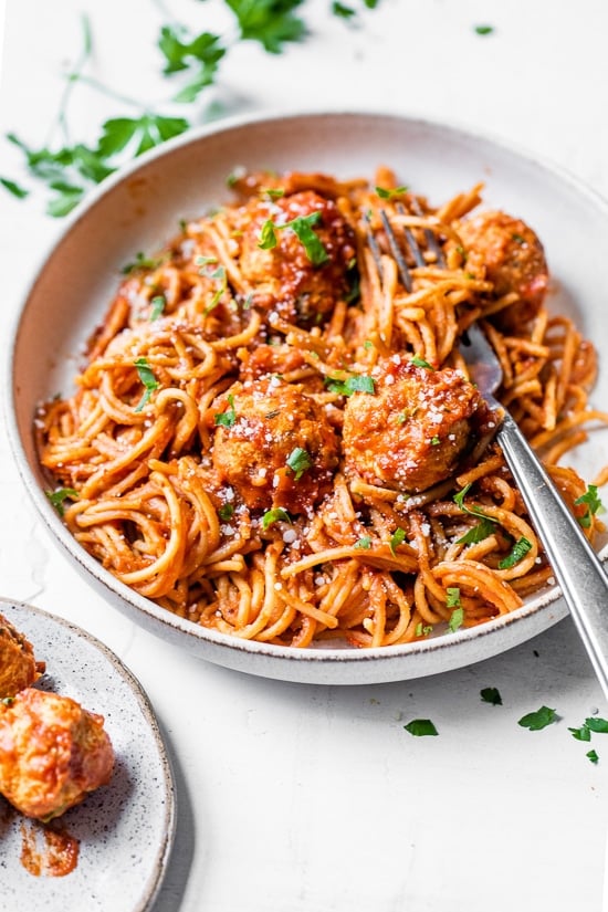 ¡Este Spaghetti y albóndigas instantáneos de una olla es un plato rápido y fácil que los niños y toda la familia adorarán!