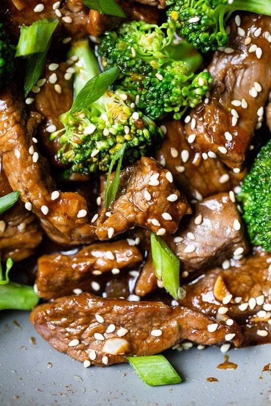 Broccoli Beef "width =" 550 "height =" 825 "data-pin-description =" Esta carne de brócoli satisface mis ansias de comida china para llevar, pero con menos aceite y azúcar que la que encontrarás en la mayoría de los restaurantes. #BroccoliBeef #beefandbroccoli "data-pin-title =" Broccoli Beef "srcset =" https://www.skinnytaste.com/wp-content/uploads/2020/06/Beef-Broccoli-1-3-1.jpg 550w , https://www.skinnytaste.com/wp-content/uploads/2020/06/Beef-Broccoli-1-3-1-500x750.jpg 500w, https://www.skinnytaste.com/wp-content/ uploads / 2020/06 / Beef-Broccoli-1-3-1-170x255.jpg 170w, https://www.skinnytaste.com/wp-content/uploads/2020/06/Beef-Broccoli-1-3-1 -260x390.jpg 260w, https://www.skinnytaste.com/wp-content/uploads/2020/06/Beef-Broccoli-1-3-1-150x225.jpg 150w "tamaños =" (ancho máximo: 550px ) 100vw, 550px "/></noscript><img decoding=