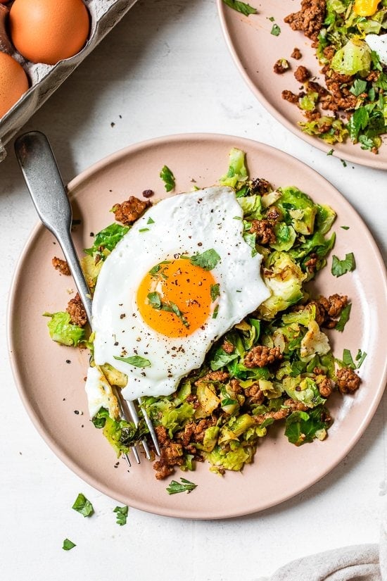 Spicy Pork Brussels Bowls "width =" 550 "height =" 825 "data-pin-description =" Spicy Pork Brussels Bowls are a delicious low-carb meal made with ground Brussels sprouts, smoky ground pork and an egg on top! #brussels #bowls "data-pin-title =" Spicy Pork Brussels Bowls "srcset =" https://www.skinnytaste.com/wp-content/uploads/2020/09/Spicy-Pork-Brussels-Bowl_-2. jpg 550w, https://www.skinnytaste.com/wp-content/uploads/2020/09/Spicy-Pork-Brussels-Bowl_-2-500x750.jpg 500w, https://www.skinnytaste.com/wp- content / uploads / 2020/09 / Spicy-Pork-Brussels-Bowl_-2-170x255.jpg 170w, https://www.skinnytaste.com/wp-content/uploads/2020/09/Spicy-Pork-Brussels-Bowl_ -2-260x390.jpg 260w, https://www.skinnytaste.com/wp-content/uploads/2020/09/Spicy-Pork-Brussels-Bowl_-2-150x225.jpg 150w "data sizes =" (max width : 550px) 100vw, 550px "/><img class=