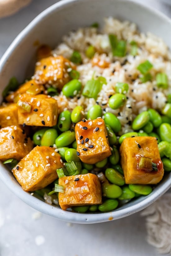 ¡Estos sabrosos tazones de arroz con tofu y sriracha son una comida sabrosa, rica en proteínas y sin carne que se prepara rápidamente!