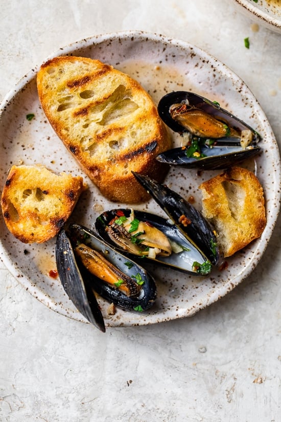 mussels appetizer with bread