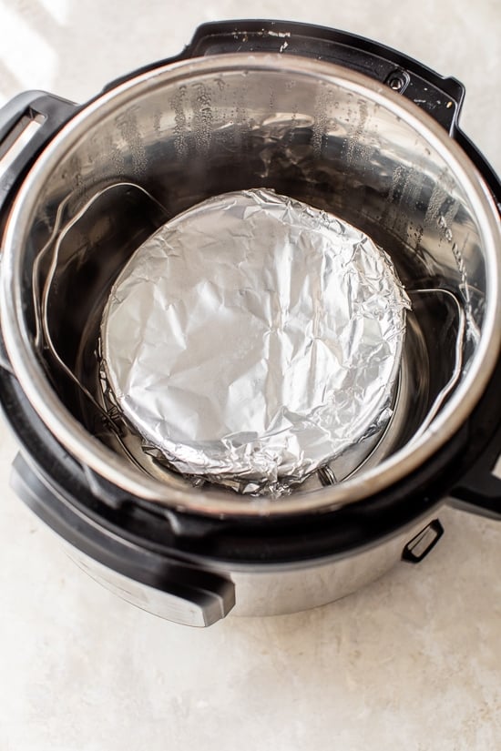Instant Pot fırınlanmış yulaf ezmesi için tencerede tencere yöntemi.
