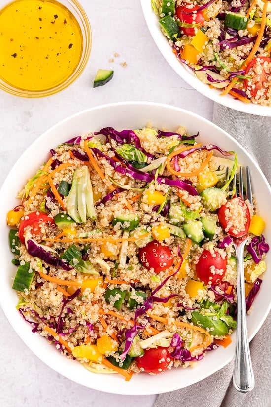 Rainbow quinoa salata s preljevom od limuna