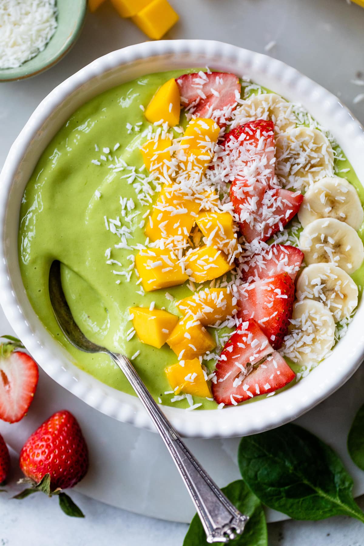 Smoothie Bowl with spinach, mango, strawberries and banana