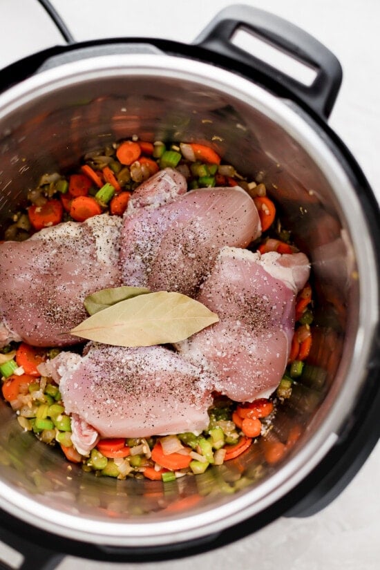 instant pot with chicken and veggies