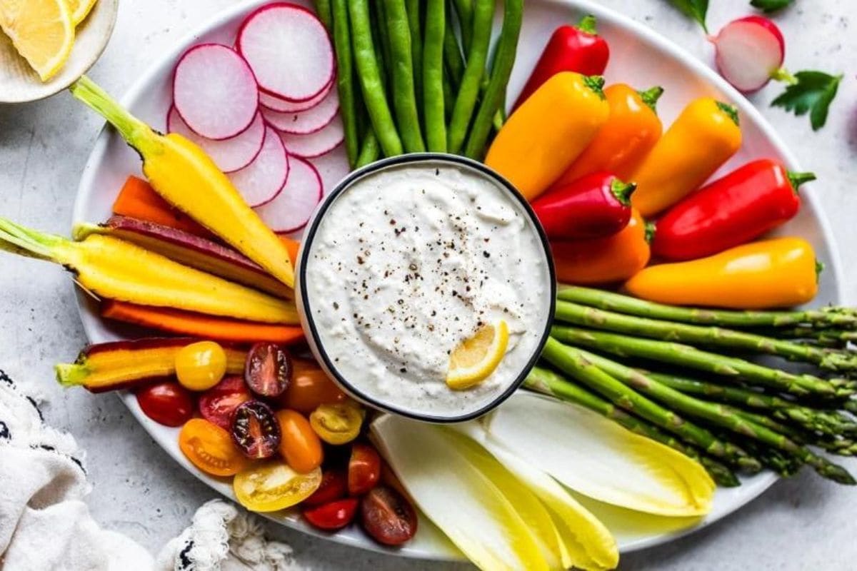 Veggie tray with dip 